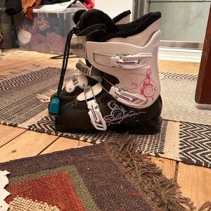 Salomon Women's/girls White and plum Ski Boots mondo 22-22.5 US4-5